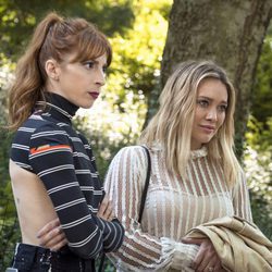 Molly Bernard y Hilary Duff en 'Younger'