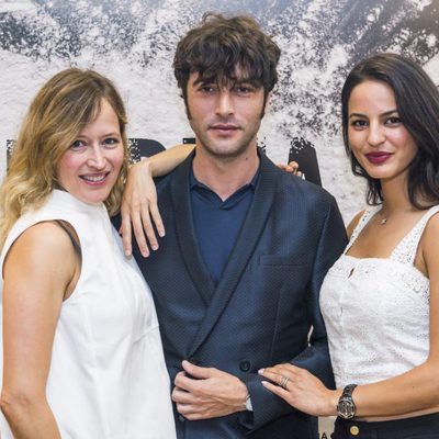 Javier Rey, Marta Larralde y Jana Pérez en la rueda de prensa de 'Fariña'