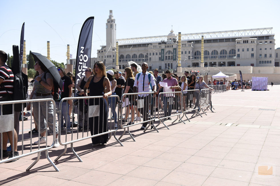 Los aspirantes a entrar 'Operación Triunfo' se agolpan en el casting de Barcelona