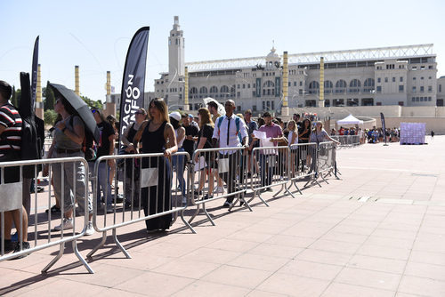 Los aspirantes a entrar 'Operación Triunfo' se agolpan en el casting de Barcelona