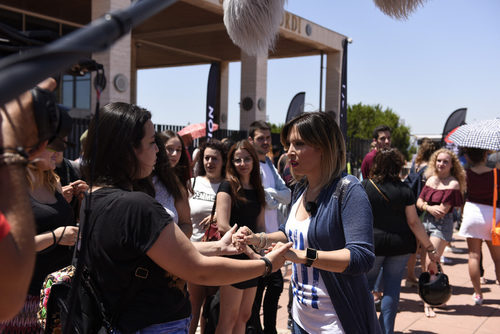 Gisela ('OT 1') coge las manos de una aspirante en el casting de 'Operación Triunfo' en Barcelona