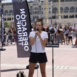 Una aspirante canta en el casting de 'Operación Triunfo 2017' en Barcelona