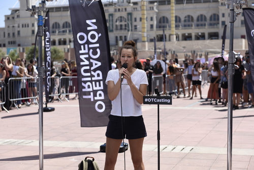 Una aspirante canta en el casting de 'Operación Triunfo 2017' en Barcelona