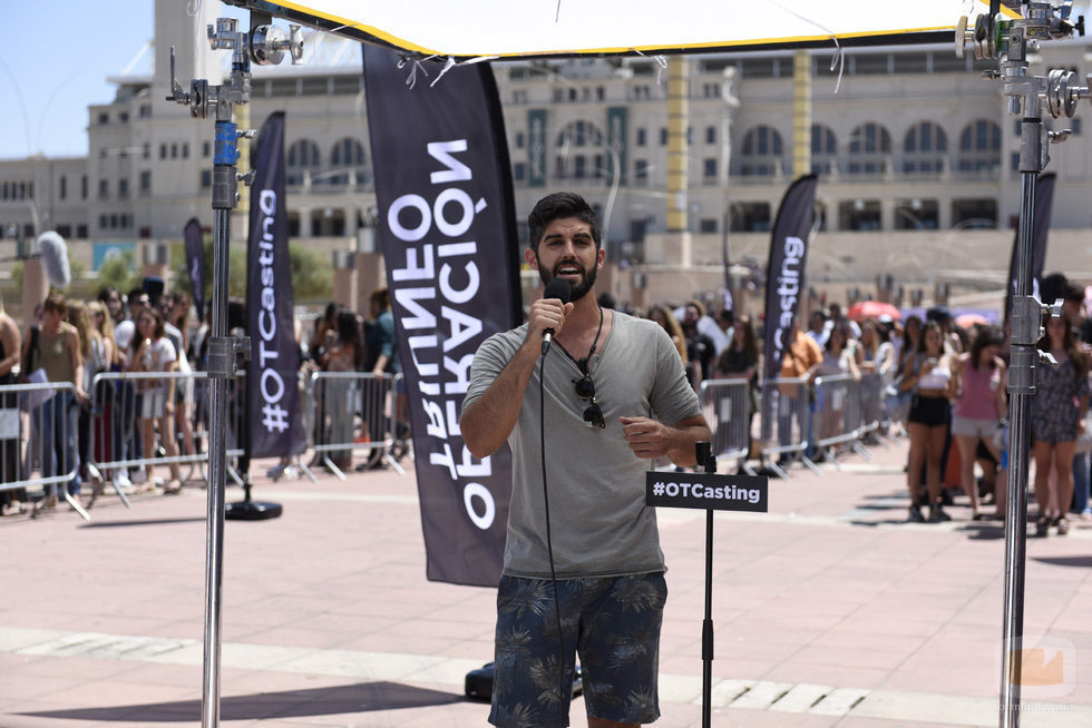 Un aspirante canta en el casting de 'Operación Triunfo 2017' en Barcelona