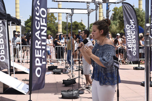 Varios aspirantes cantan en el casting de 'Operación Triunfo 2017' en Barcelona