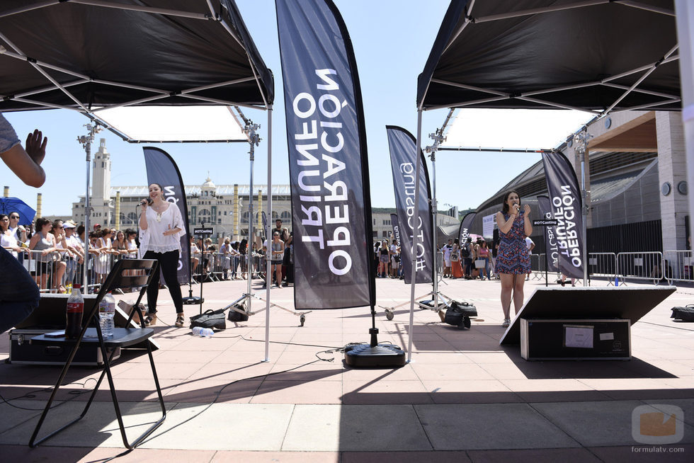 Dos aspirantes cantan en el casting de 'Operación Triunfo 2017' en Barcelona