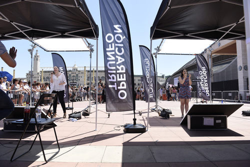 Dos aspirantes cantan en el casting de 'Operación Triunfo 2017' en Barcelona