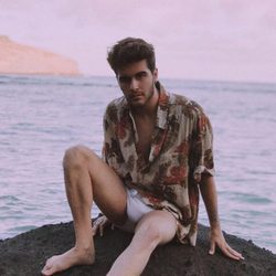 Maverick posa marcando paquete en las playas de Hawaii