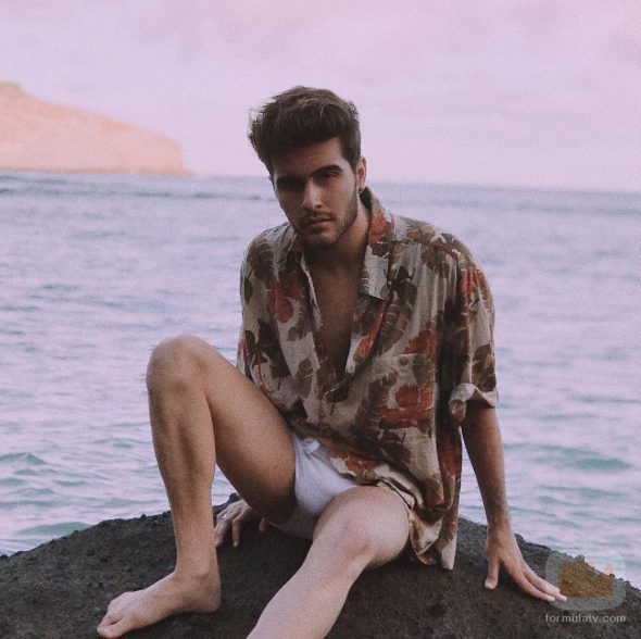 Maverick posa marcando paquete en las playas de Hawaii