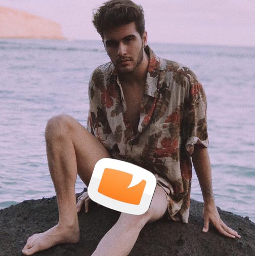 Maverick posa marcando paquete en las playas de Hawaii