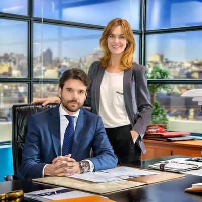 Jon Arias y Alba Ribas posan en los decorados de 'Derecho a soñar', serie de La 1