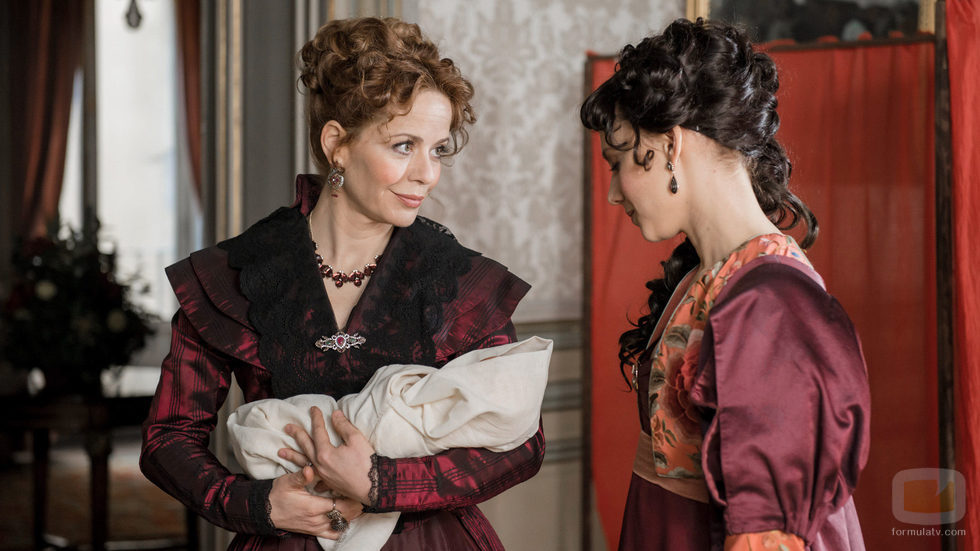 La Duquesa de Osuna y Amelia Folch en 'El Ministerio del Tiempo'