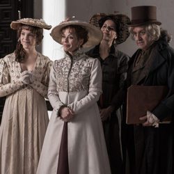La Duquesa de Osuna y Goya junto a varios actores en 'El Ministerio del Tiempo'