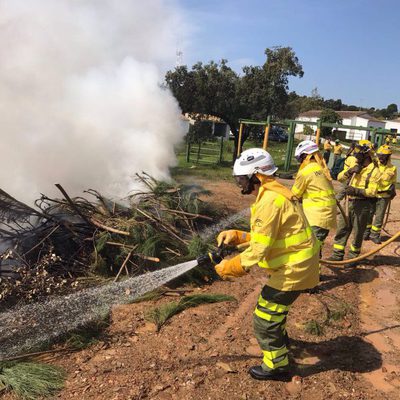 El equipo de bomberos apaga un incendio en el programa 'Ellas' de TVE