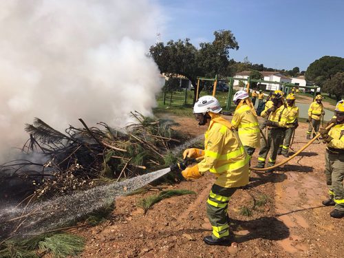 El equipo de bomberos apaga un incendio en el programa 'Ellas' de TVE