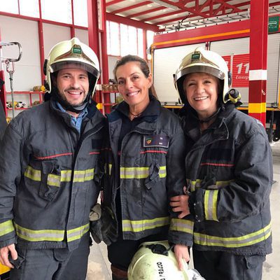 David de María y Blanca Portillo con una bombera en 'Ellas'
