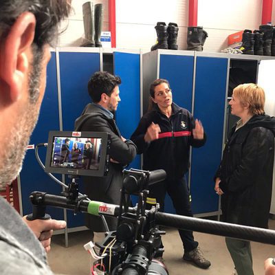 David de María y Blanca Portillo hablando con una bombera en 'Ellas'