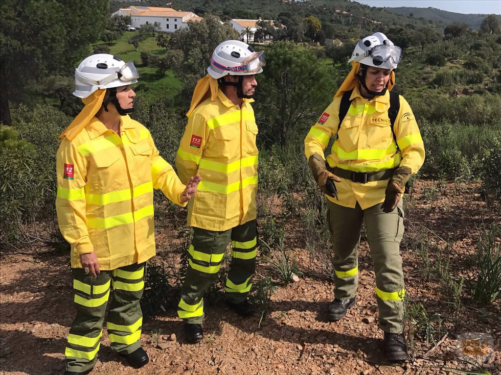 Blanca Portillo y David de María con una bombera en el campo en el programa 'Ellas'