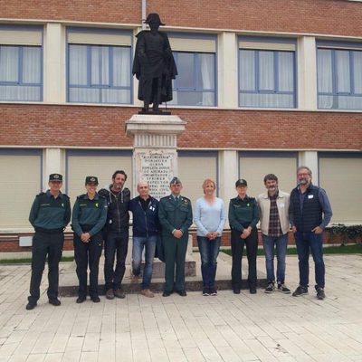 Pepe Viyuela y Blanca Portillo con el equipo de 'Ellas' y agentes de la Guardia Civil