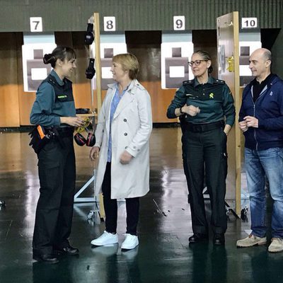 Blanca Portillo y Pepe Viyuela con dos agentes de la Guardia Civil en 'Ellas'