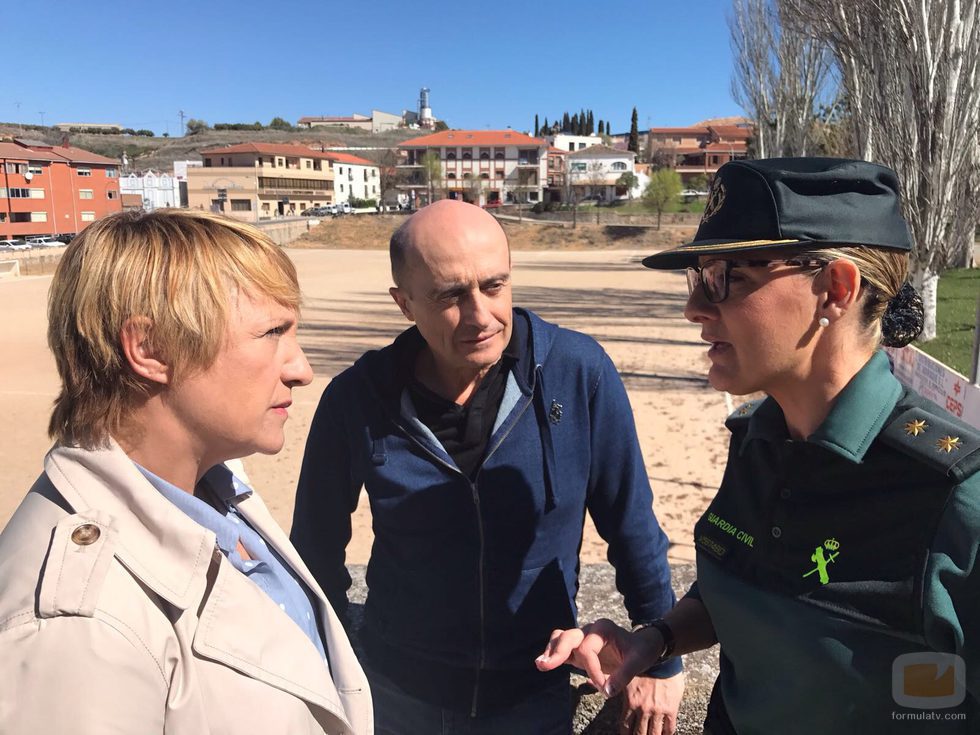 Blanca Portillo y Pepe Viyuela con una agente de la Guardia Civil en 'Ellas'