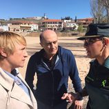 Blanca Portillo y Pepe Viyuela con una agente de la Guardia Civil en 'Ellas'