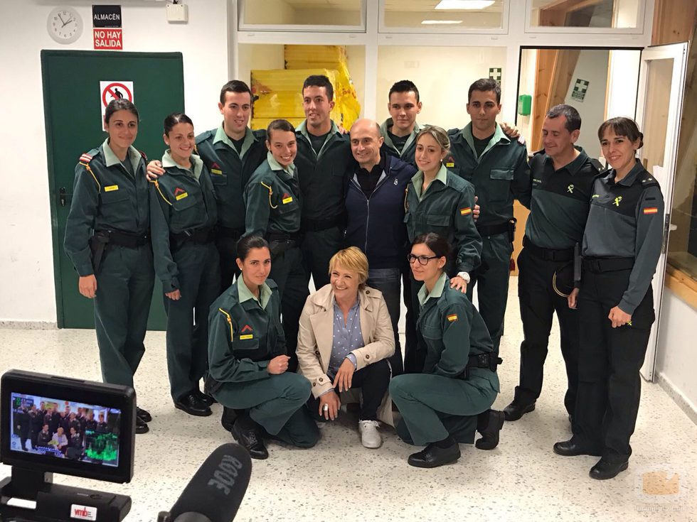 Blanca Portillo y Pepe Viyuela con un equipo de la Guardia Civil en 'Ellas'