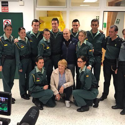 Blanca Portillo y Pepe Viyuela con un equipo de la Guardia Civil en 'Ellas'