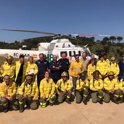 Blanca Portillo y David de María con el equipo de emergencias de Andalucía en 'Ellas'