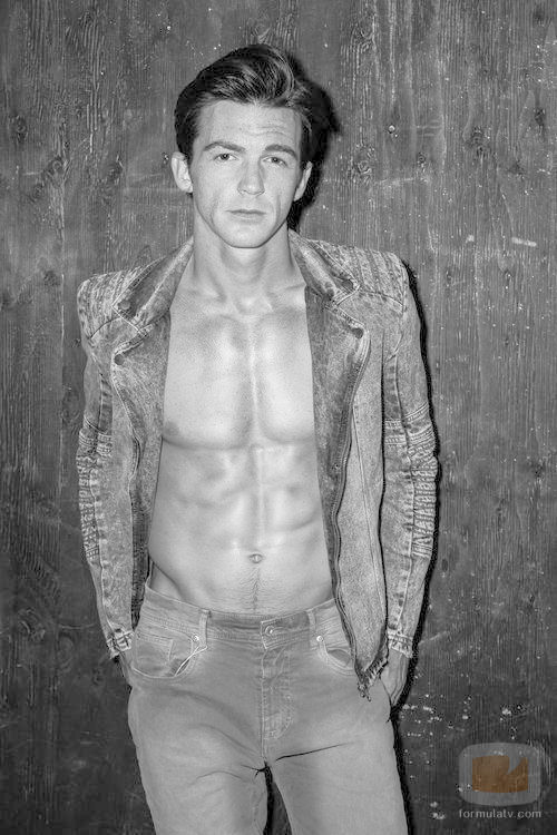 El actor Drake Bell posando en una sesión de fotos