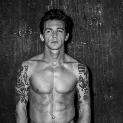 Drake Bell posando muy sensual para Flaunt