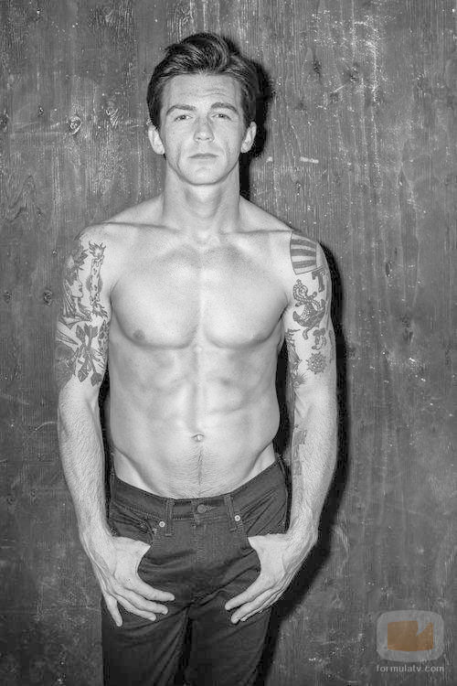 Drake Bell posando muy sensual para Flaunt 