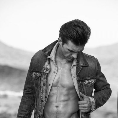 Drake Bell en una sesión de fotos en blanco y negro