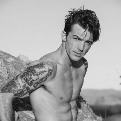 Drake Bell posando muy sugerente