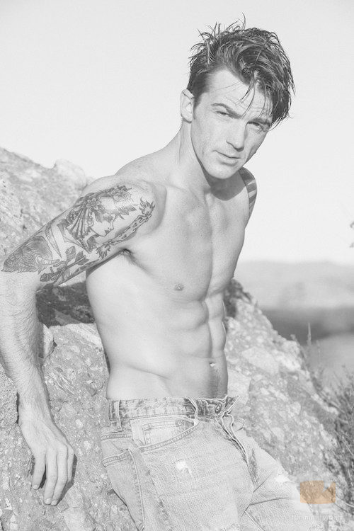 Drake Bell posando muy sugerente