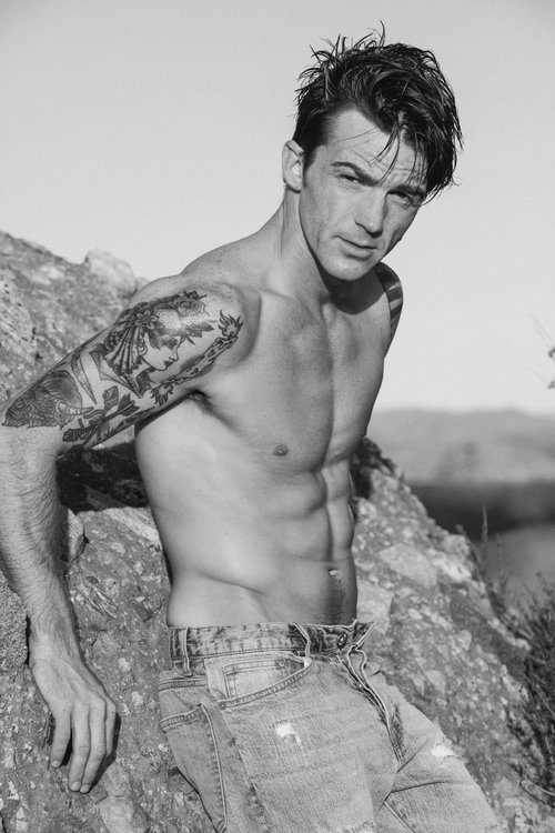 Drake Bell posando muy sugerente