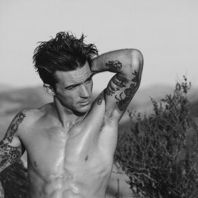 El actor Drake Bell posando sensual para Flaunt