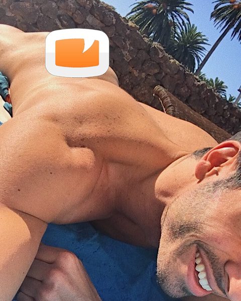 El desnudo de Noel Bayarri ('MYHYV') en la playa