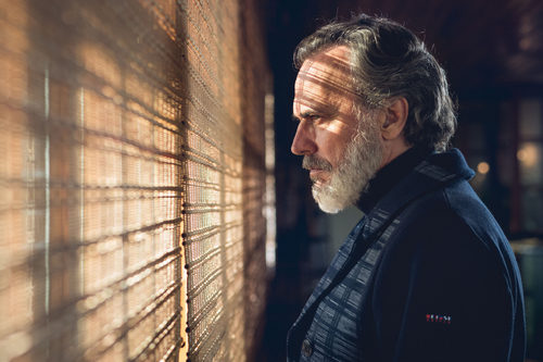 Nemo Bandeira (José Coronado) mira por la ventana en 'Vivir sin permiso'