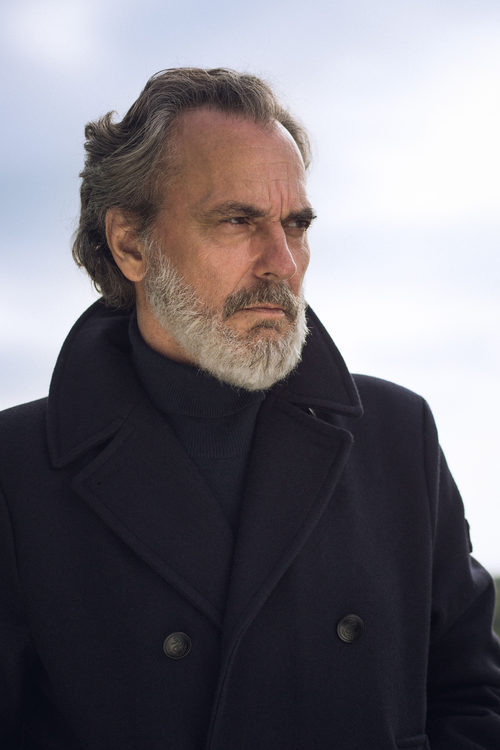 Jose Coronado posa con porte majestuoso en 'Vivir sin permiso'