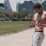 Julián Contreras luce músculos sin camiseta 