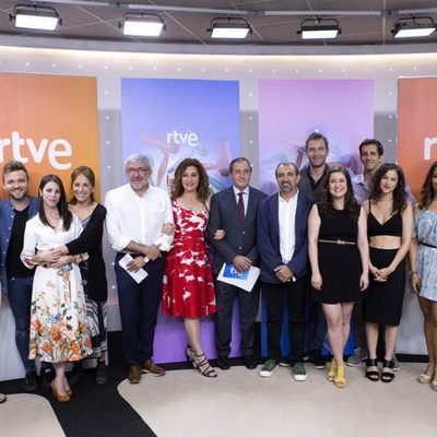 Foto de familia de 'La Pelu', nueva serie de La 1