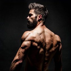 Brant Daugherty, sin ropa, sale de espaldas muy sexy