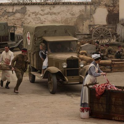 Atienden a un enfermo en mitad de la batalla en 'Tiempos de guerra'