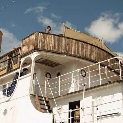 Julia (Amaia Salamanca), subida a un barco en 'Tiempos de guerra'