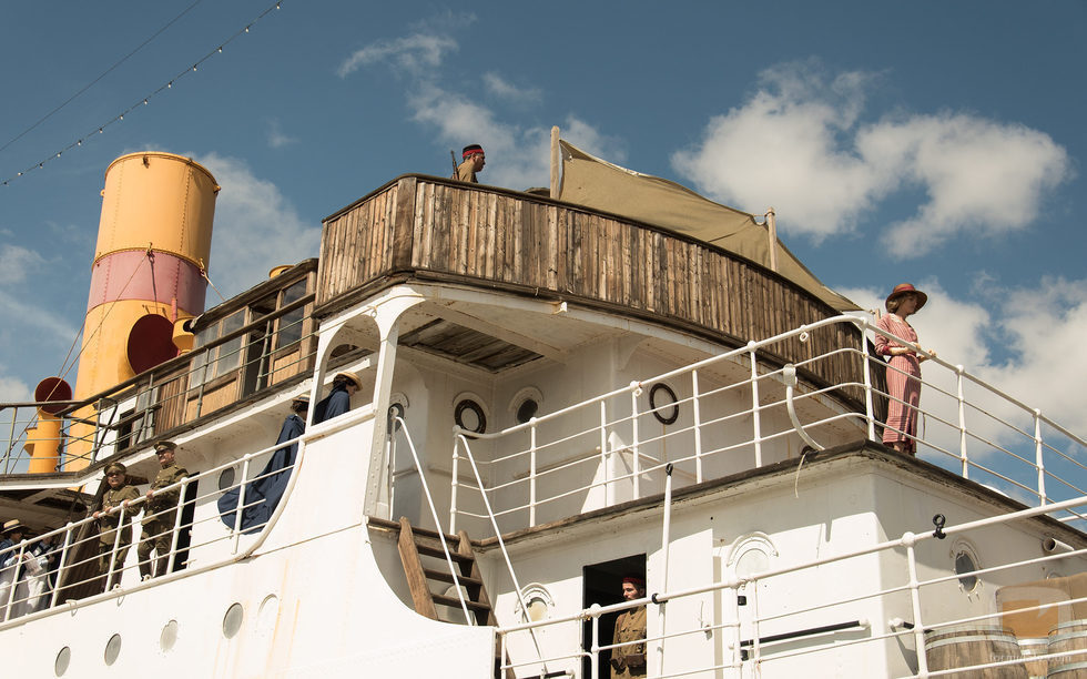 Julia (Amaia Salamanca), subida a un barco en 'Tiempos de guerra'