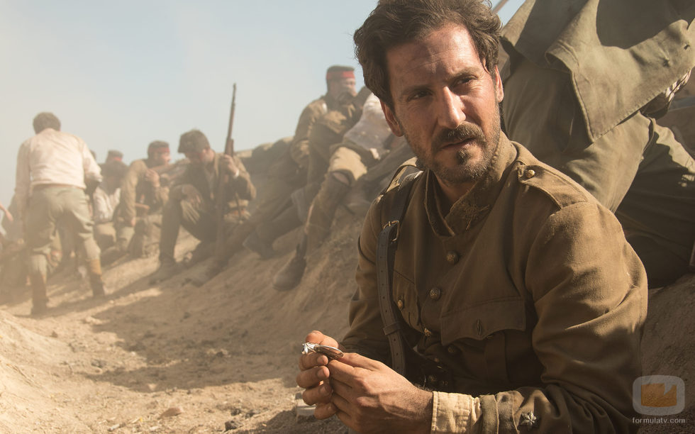 Andrés (Álex Gadea) sujeta un medallón en 'Tiempos de guerra'