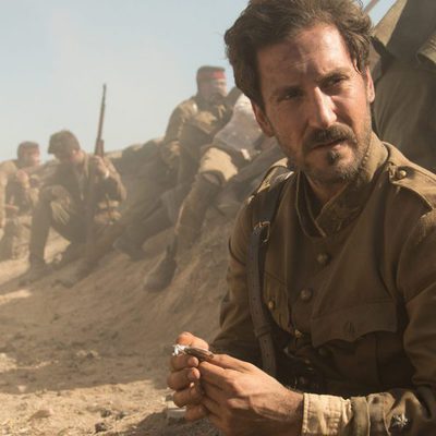 Andrés (Álex Gadea) sujeta un medallón en 'Tiempos de guerra'