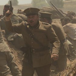 El comandante Silva (Vicente Romero) da órdenes en las barricadas