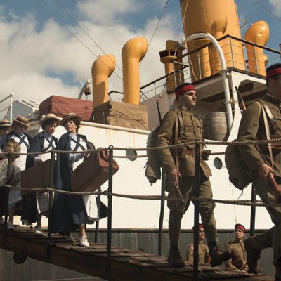 Las enfermeras y los soldados protagonistas de 'Tiempos de guerra'